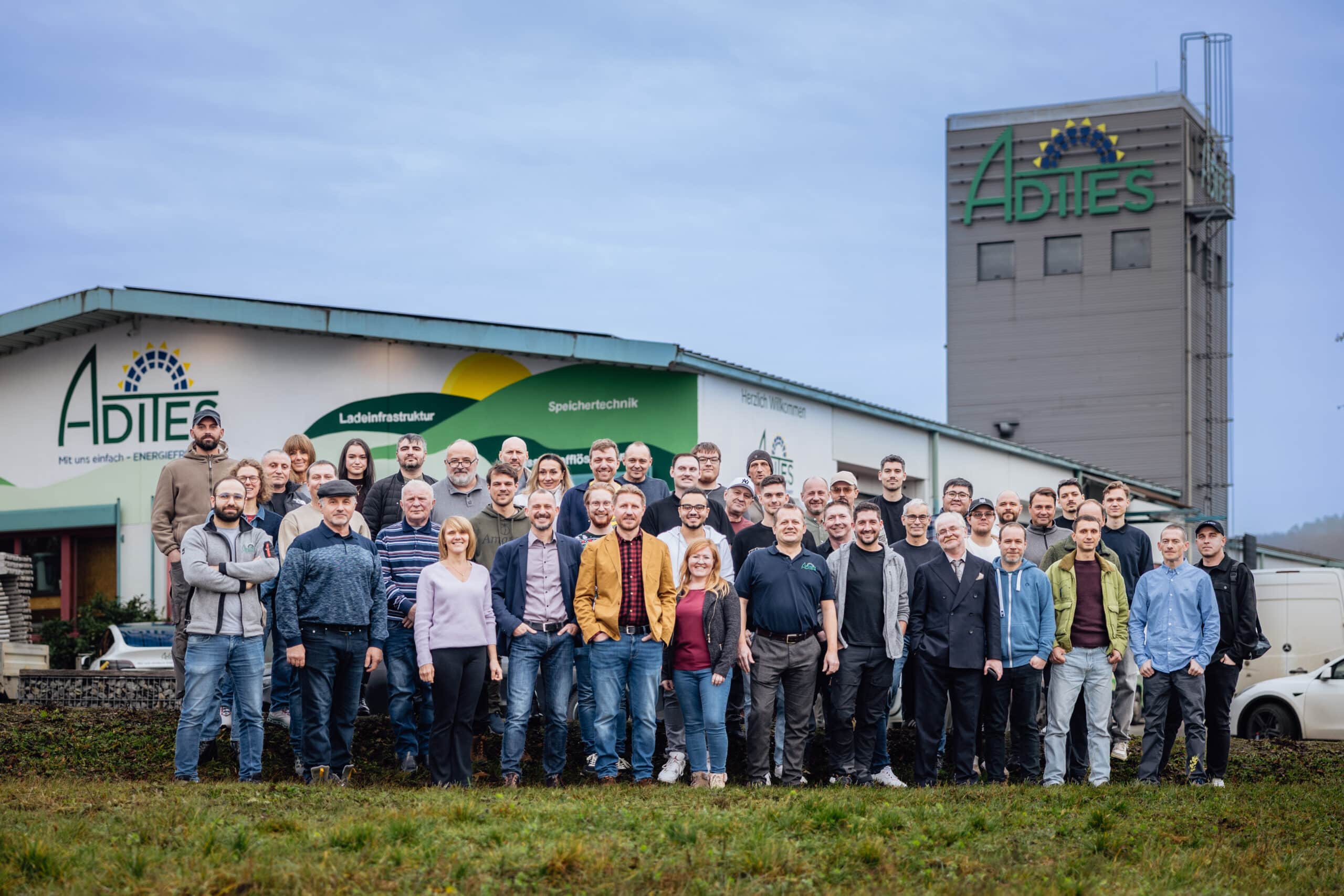 Das ADITES-Team vor einer Freiflächenanlage